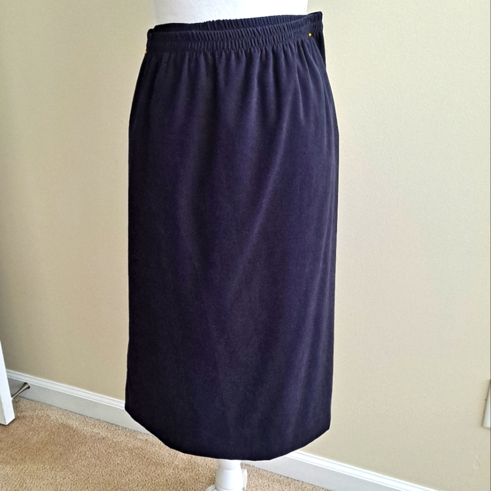 CLEARANCE 💐 BUNDLE 4 for $10 LESLIE FAY BRUSHED VELVET SKIRT